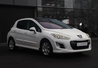Подержанный автомобиль Peugeot 308 Hatchback 2012 года (3 фото)
