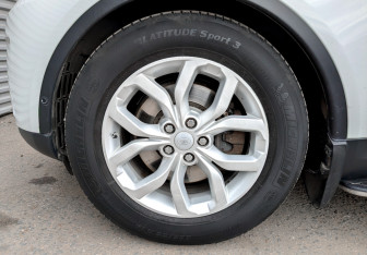 Подержанный автомобиль Land Rover Discovery 2017 года (18 фото)