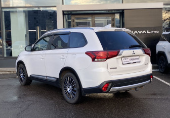 Подержанный автомобиль Mitsubishi Outlander 2018 года (7 фото)