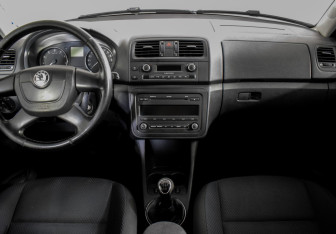 Подержанный автомобиль Skoda Fabia Hatchback 2010 года (11 фото)
