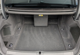 Подержанный автомобиль Audi A8 2023 года (10 фото)