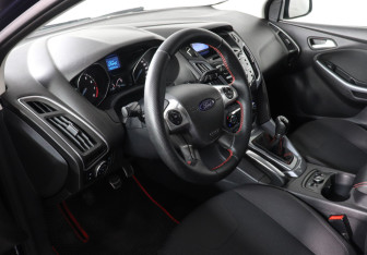 Подержанный автомобиль Ford Focus Hatchback 2012 года (9 фото)