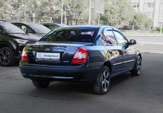 Подержанный автомобиль Hyundai Elantra Sedan 2004 года (4 фото)