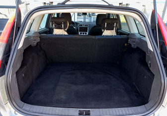 Подержанный автомобиль Ford Focus Wagon 2005 года (10 фото)