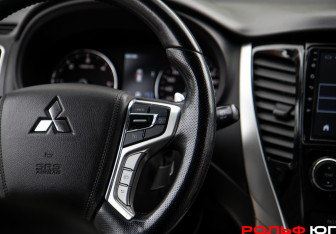 Подержанный автомобиль Mitsubishi Pajero Sport 2017 года (14 фото)