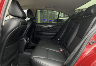 Подержанный автомобиль Infiniti Q50 2015 года (17 фото)