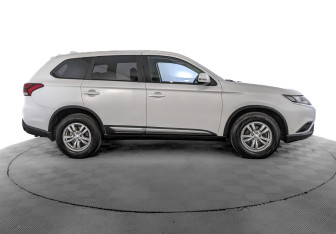 Подержанный автомобиль Mitsubishi Outlander 2018 года (4 фото)
