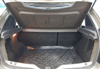 Подержанный автомобиль Renault Sandero 2010 года (10 фото)