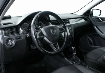 Подержанный автомобиль Skoda Rapid Liftback 2015 года (7 фото)