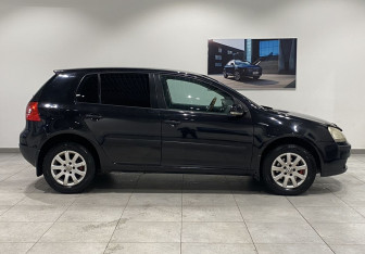 Подержанный автомобиль Volkswagen Golf Hatchback 2004 года (4 фото)