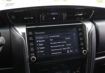 Подержанный автомобиль Toyota Fortuner 2021 года (16 фото)
