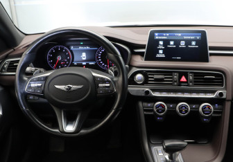 Подержанный автомобиль Genesis G70 2018 года (8 фото)
