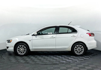 Подержанный автомобиль Mitsubishi Lancer Hatchback 2010 года (8 фото)