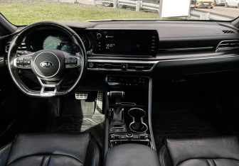 Подержанный автомобиль Kia K5 2021 года (12 фото)