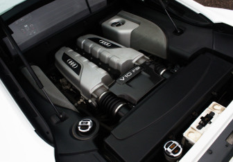 Подержанный автомобиль Audi R8 Coupe 2011 года (25 фото)