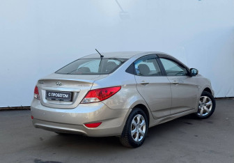 Подержанный автомобиль Hyundai Solaris Sedan 2013 года (8 фото)