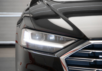 Подержанный автомобиль Audi A8 2022 года (2 фото)