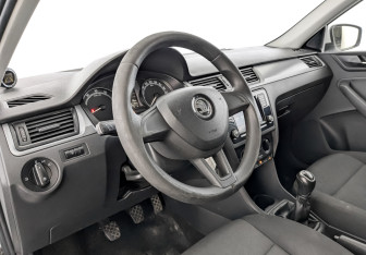 Подержанный автомобиль Skoda Rapid Liftback 2017 года (16 фото)