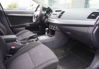Подержанный автомобиль Mitsubishi Lancer Sedan 2011 года (10 фото)