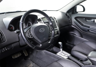 Подержанный автомобиль Kia Ceed Hatchback 2008 года (14 фото)