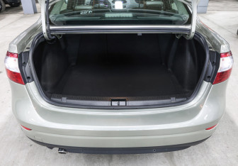 Подержанный автомобиль Renault Fluence 2014 года (10 фото)