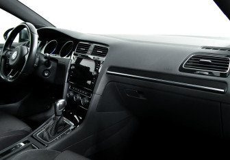Подержанный автомобиль Volkswagen Golf R Hatchback 2019 года (7 фото)