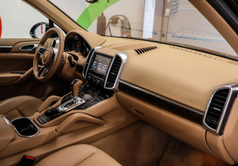 Подержанный автомобиль Porsche Cayenne 2015 года (14 фото)