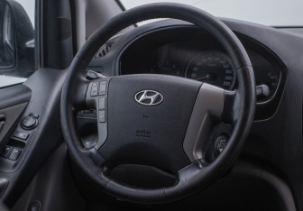 Подержанный автомобиль Hyundai H-1 2015 года (14 фото)