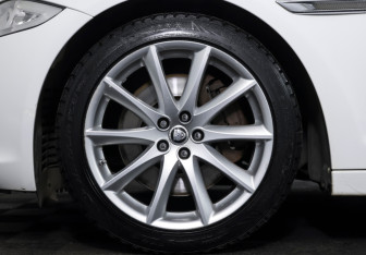 Подержанный автомобиль Jaguar XJ 2012 года (22 фото)