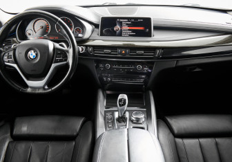 Подержанный автомобиль BMW X6 2016 года (10 фото)