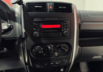 Подержанный автомобиль Suzuki Jimny 2011 года (10 фото)