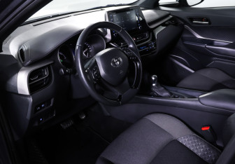 Подержанный автомобиль Toyota C-HR 2020 года (15 фото)