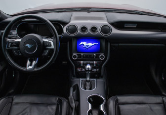 Подержанный автомобиль Ford Mustang Convertible 2019 года (13 фото)