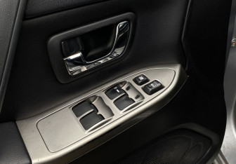Подержанный автомобиль Mitsubishi Pajero 2011 года (18 фото)