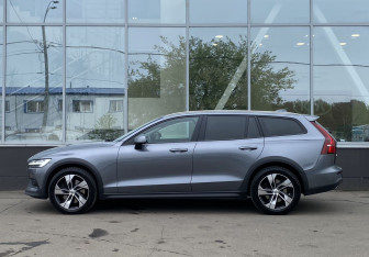 Подержанный автомобиль Volvo V60 Cross Country 2021 года (8 фото)