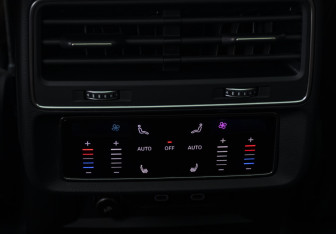 Подержанный автомобиль Audi Q7 2021 года (27 фото)