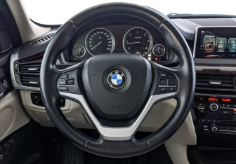 Подержанный автомобиль BMW X5 2017 года (22 фото)
