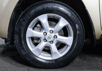 Подержанный автомобиль Toyota RAV4 2010 года (7 фото)