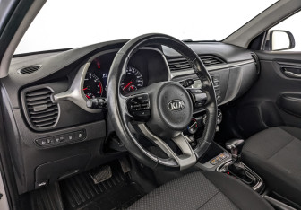 Подержанный автомобиль Kia Rio Hatchback 2021 года (13 фото)