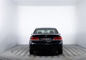 Подержанный автомобиль Honda Civic Sedan 2010 года (6 фото)