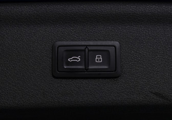 Подержанный автомобиль Audi Q3 2015 года (18 фото)