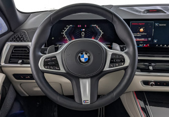 Подержанный автомобиль BMW X5 M 2025 года (22 фото)