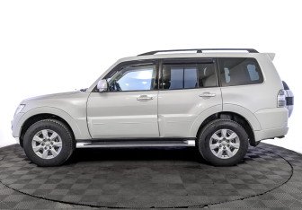 Подержанный автомобиль Mitsubishi Pajero 2015 года (8 фото)