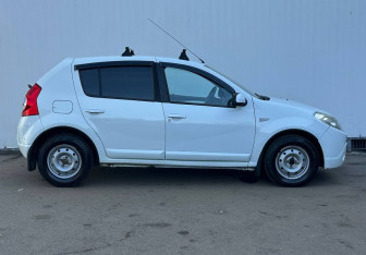 Подержанный автомобиль Renault Sandero 2012 года (4 фото)