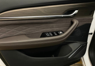 Подержанный автомобиль Geely Monjaro 2025 года (13 фото)