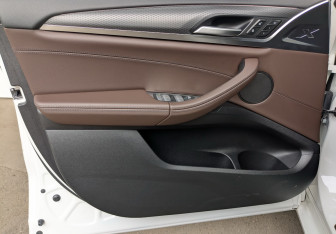 Подержанный автомобиль BMW X4 2023 года (15 фото)