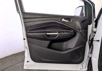 Подержанный автомобиль Ford Kuga 2018 года (19 фото)