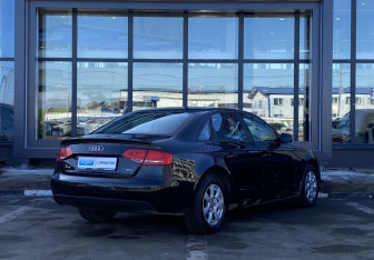 Подержанный автомобиль Audi A4 Sedan 2010 года (5 фото)