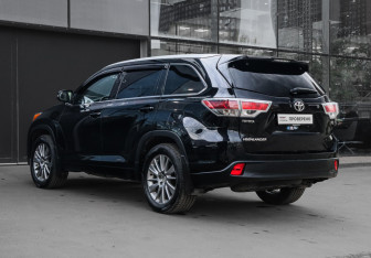 Подержанный автомобиль Toyota Highlander 2014 года (6 фото)