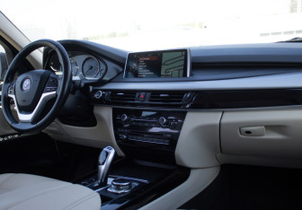 Подержанный автомобиль BMW X5 2015 года (21 фото)